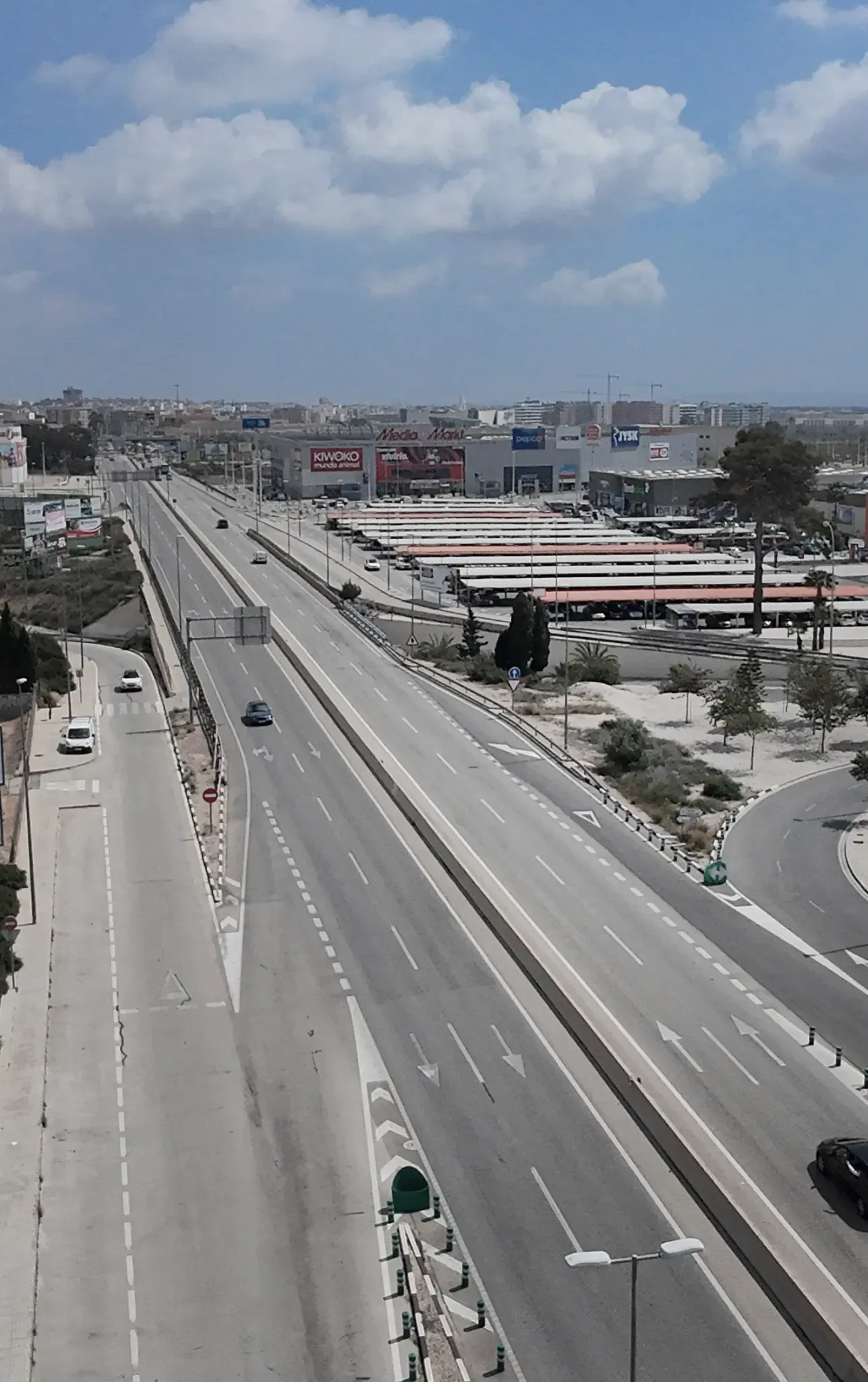 Vista del entorno comercial con Media Markt y Carrefour desde la N-340 en Elche