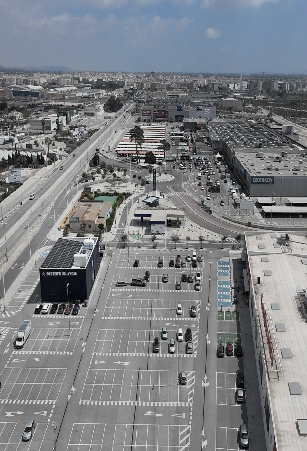 Vista aérea de la parcela comercial E29 de 1.640 m² junto a Carrefour y L'Aljub en Elche